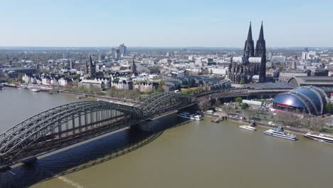 Monumentos-De-La-Cúpula-De-La-Catedral-De-Colonia-Y-El-Puente-Hohenzollern-En-El-Lado-Occidental-De-La-Ciudad,-Alemania