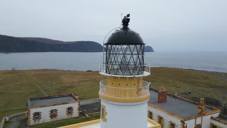 Faro-De-Neist-Point-Cerca,-Isla-De-Skye-Con-Océano-Y-Acantilados-Al-Fondo,-Vista-Aérea