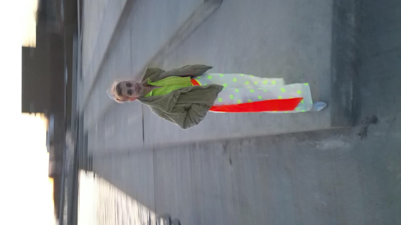 video vertical de mujeres jóvenes disfrutando de la ciudad durante el invierno