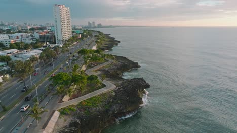 carretera panorámica en santo domingo, república dominicana, costa y horizonte puesta de sol