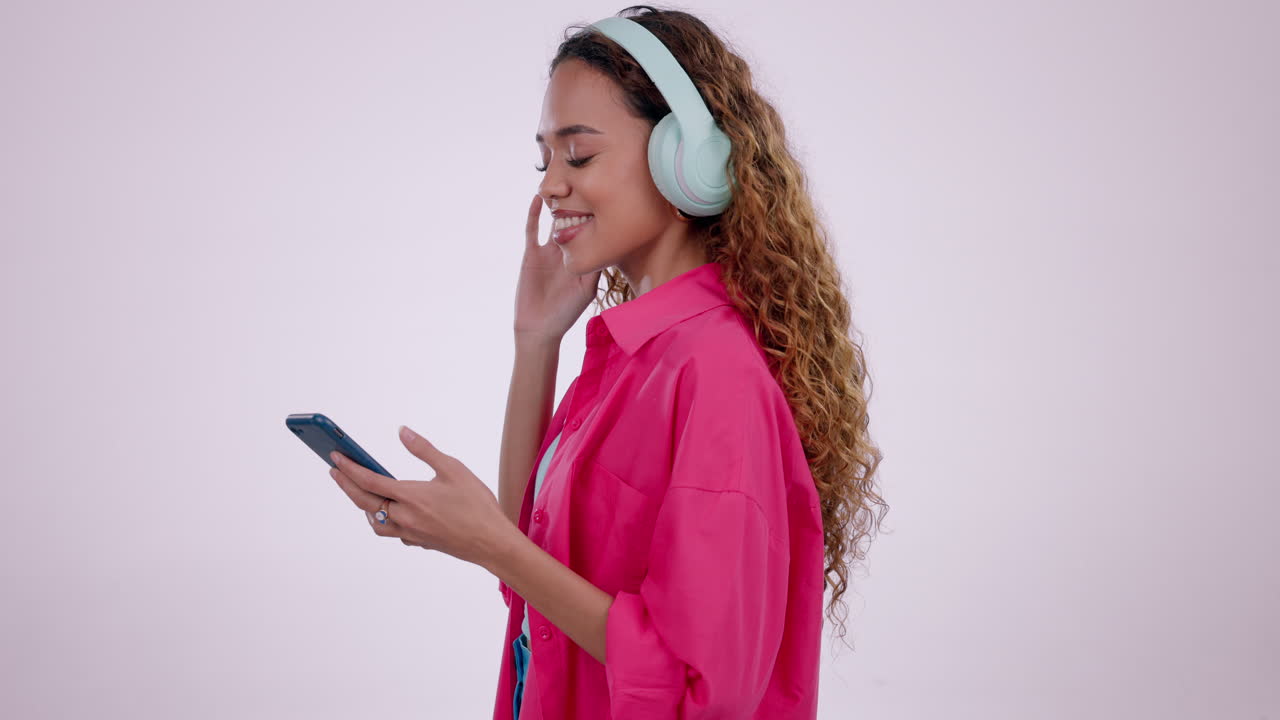 cara de mujer, auriculares y bailando en el estudio a
