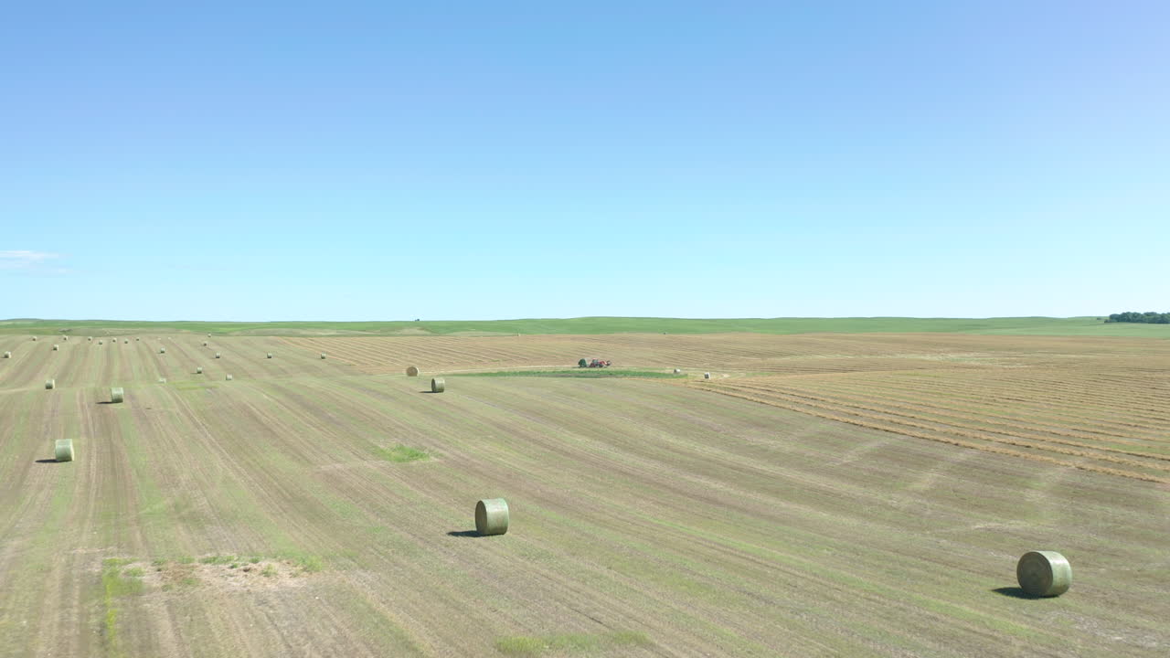 низколетящий самолет над огромными тюками сена в сезон уборки урожая