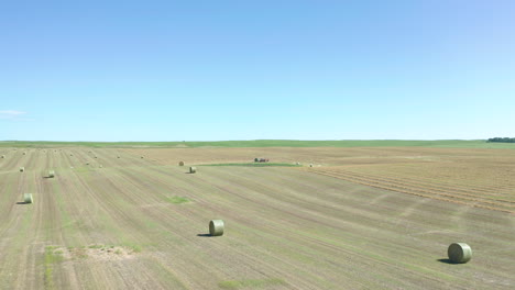 Antena-De-Bajo-Nivel-Sobre-Vastos-Campos-De-Fardos-De-Heno-Durante-La-Temporada-De-Cosecha