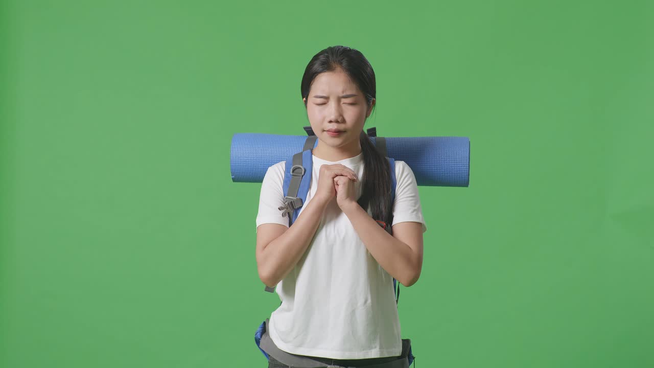 기도 하는 여인 여행자