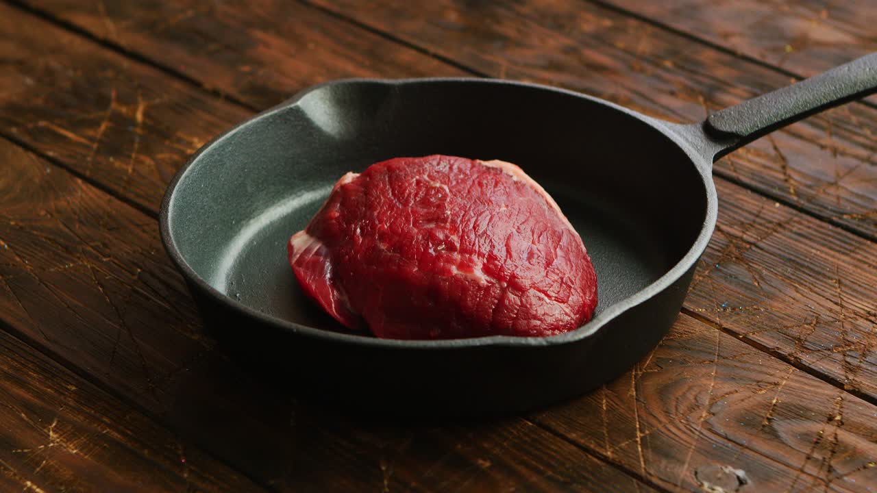 식탁에 고기를 얹은 프라이팬