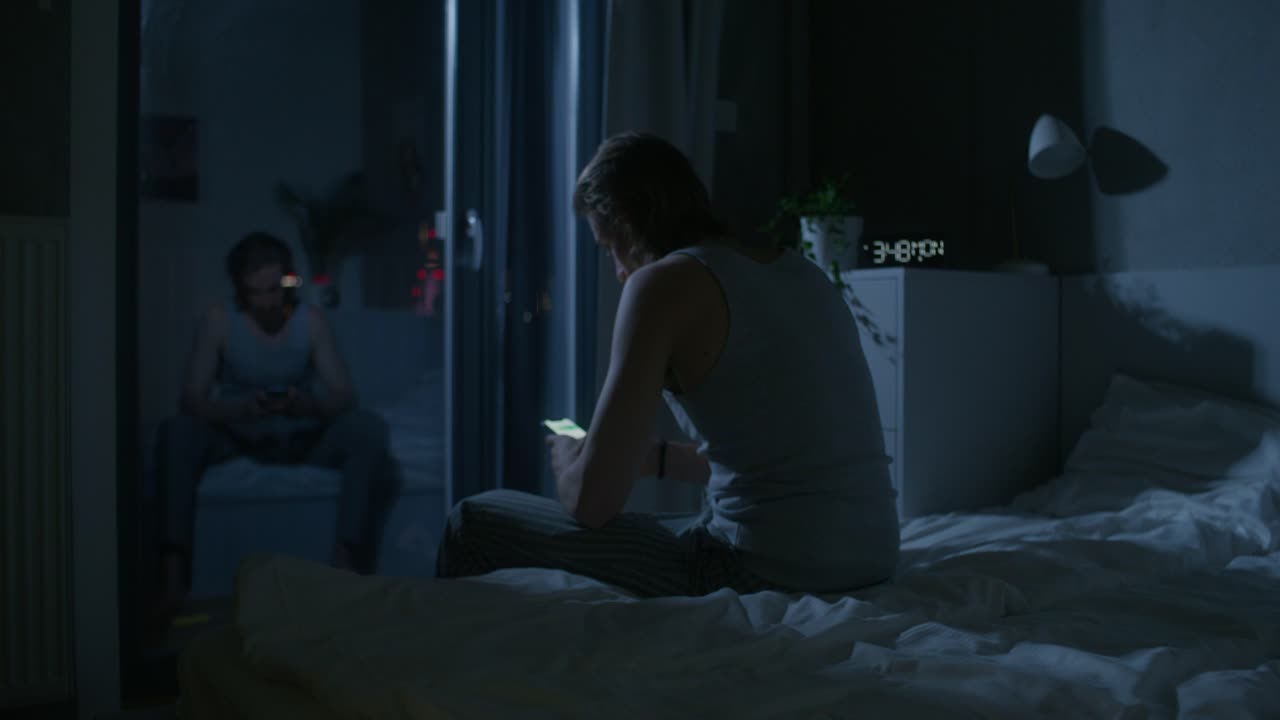 이 늦은 밤에 논쟁을 벌이고 있다