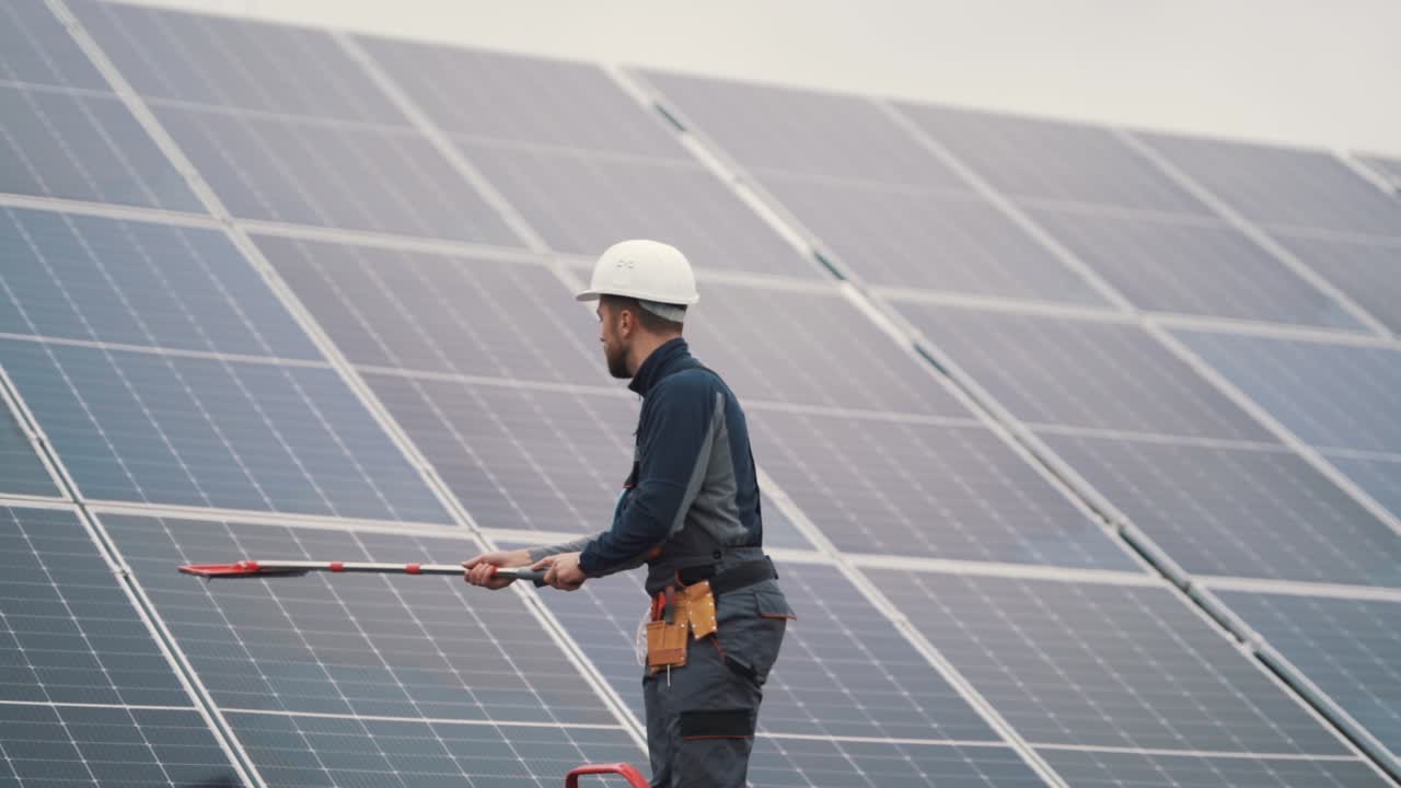 un plan general para el mantenimiento de una planta de energía solar por un joven en uniforme de trabajo
