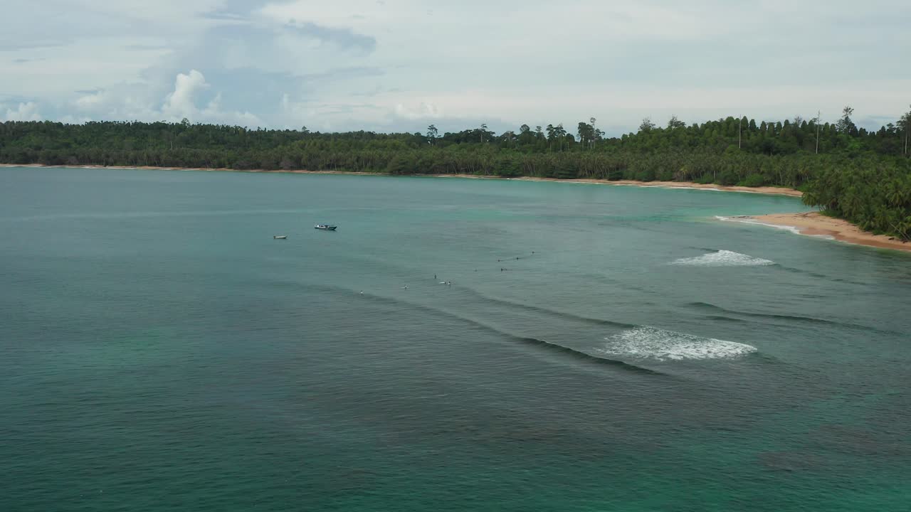 spot de surf en el mentawai cerca de una isla tropical