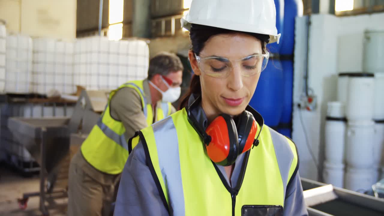 trabajadores inspeccionando la aceituna en la máquina en la fábrica