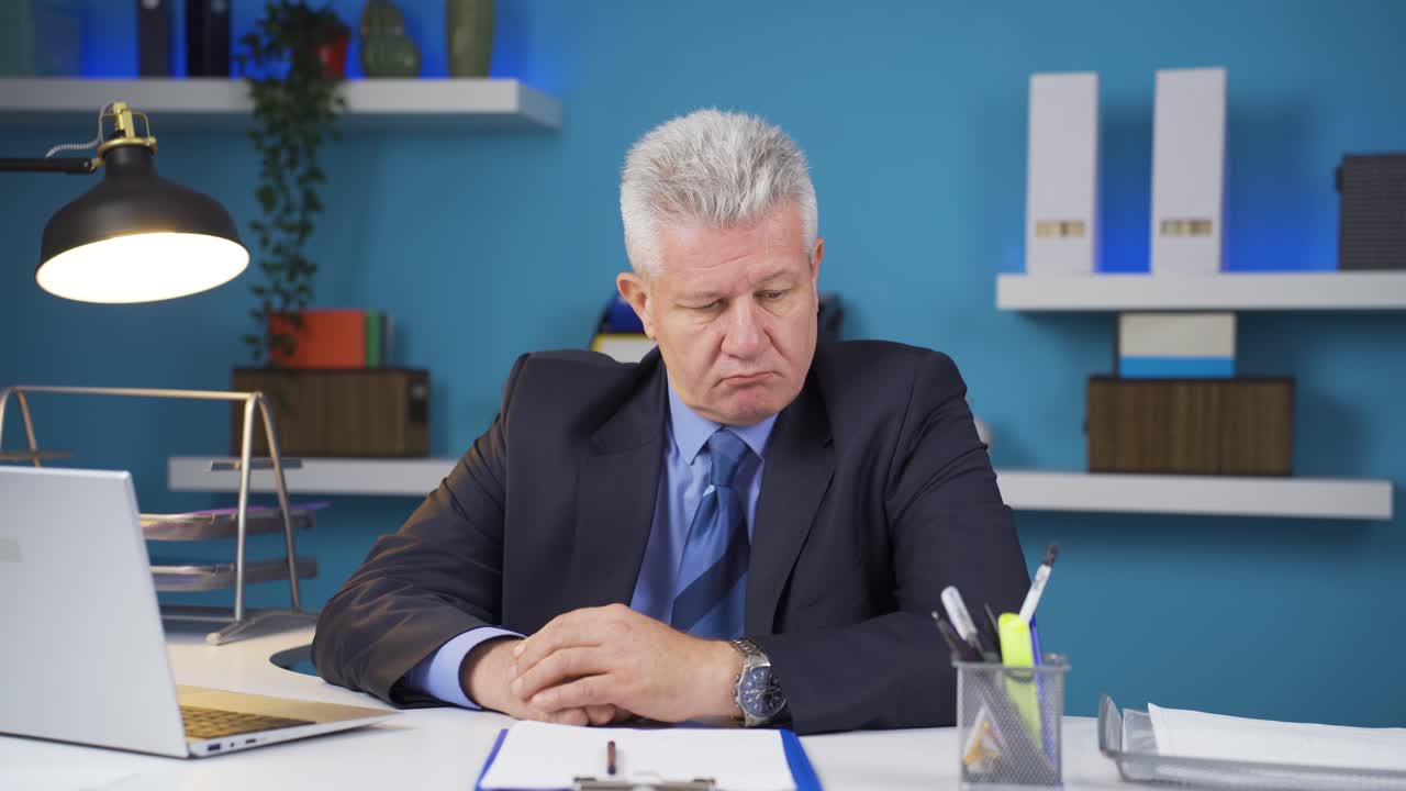 지루하고 불안한 사업가