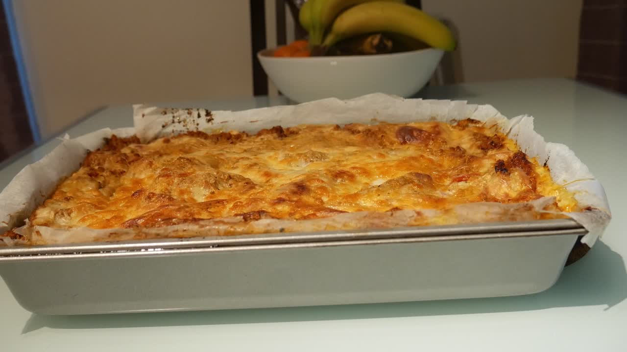 lasaña recién horneada, todavía caliente