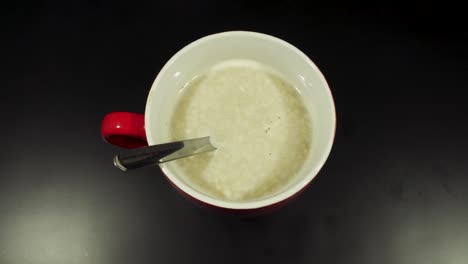 avena enfriándose en un tazón rojo