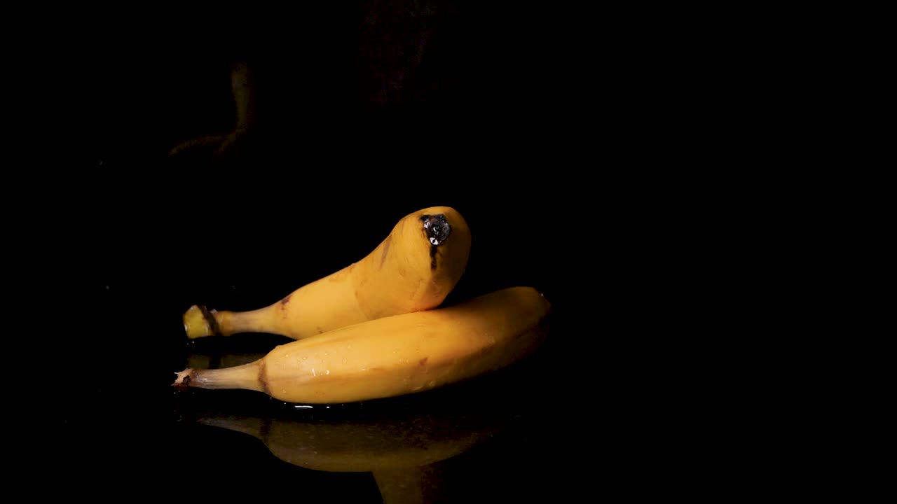 plátanos húmedos maduros sanos goteando bondad