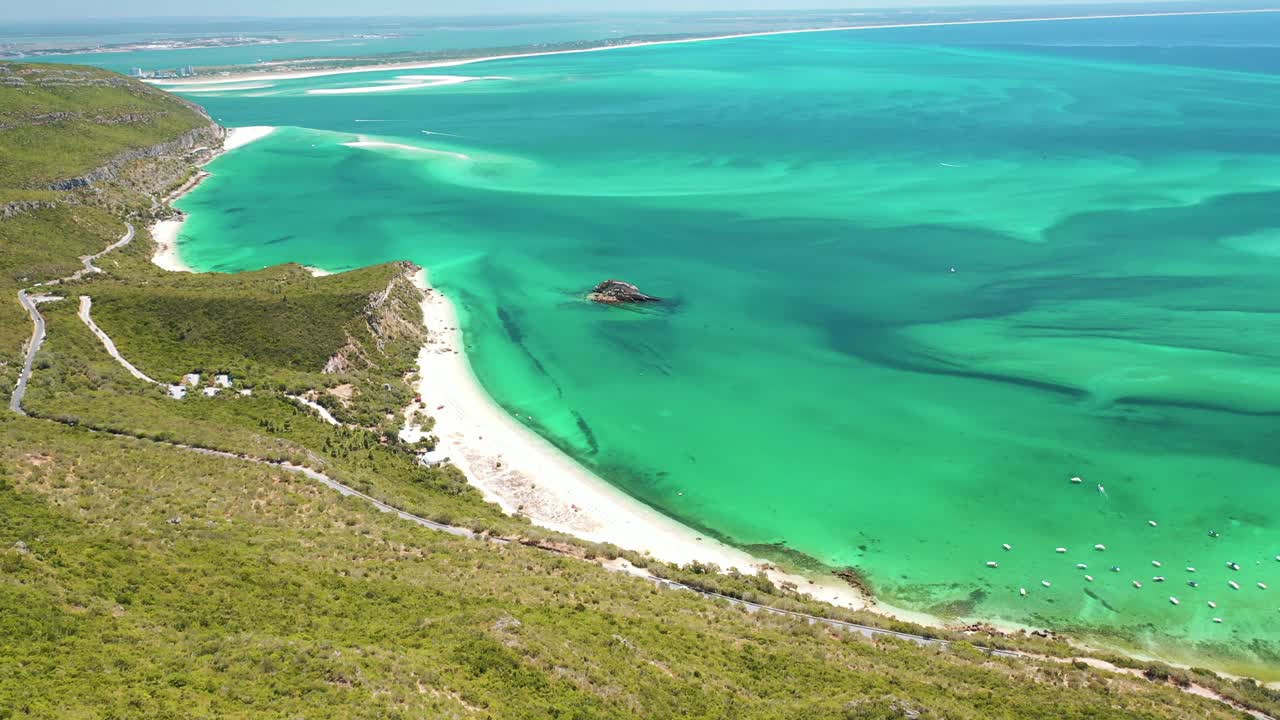 아라비다 포르투갈의 아름다운 청록색 바다를 보여주는 드론 샷