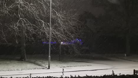 Nevadas-Pacíficas-A-Través-De-La-Luz-De-La-Calle-En-La-Noche-Escena-De-Invierno-Del-Barrio-De-La-Ciudad-Estacional