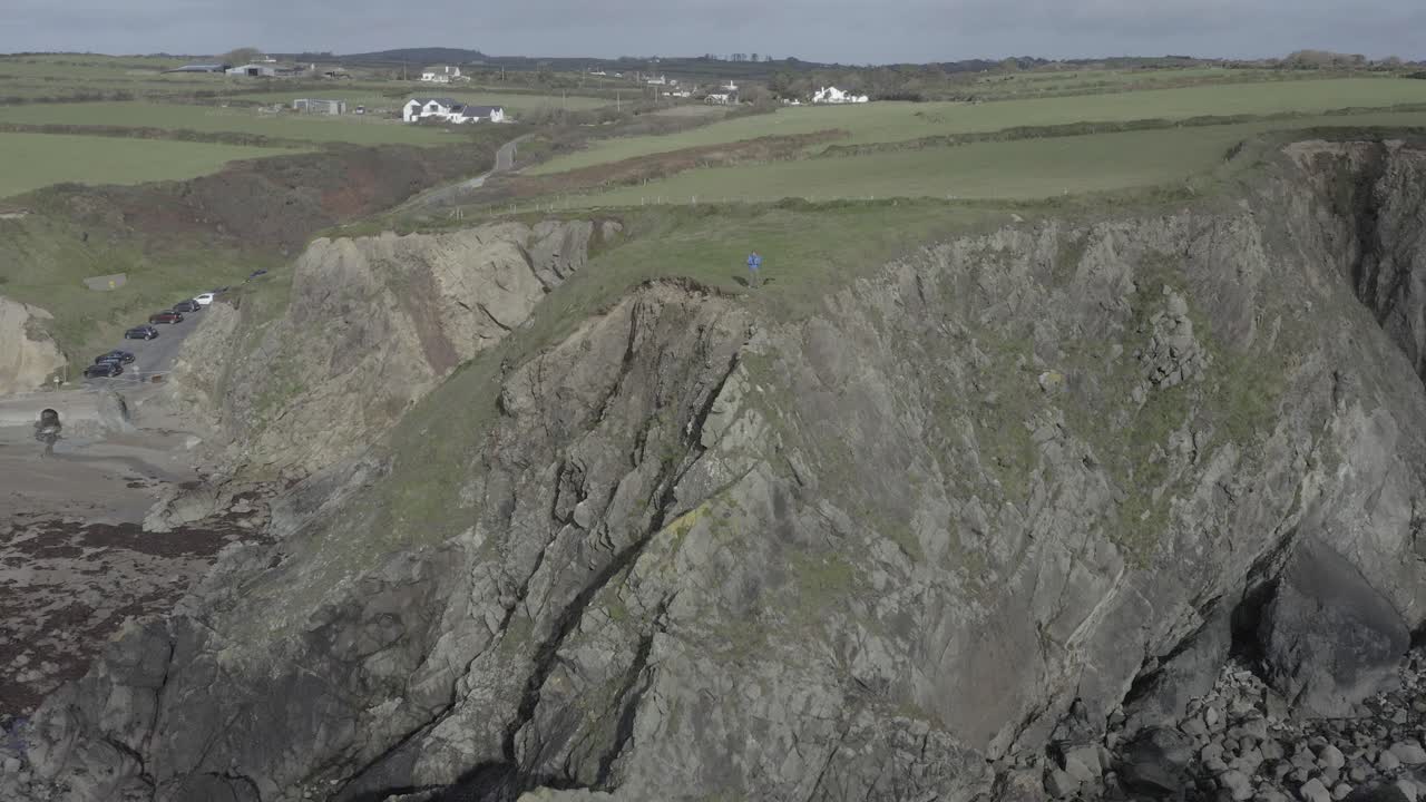 retiros aéreos del piloto de drones en escarpados acantilados rocosos, irlanda rural