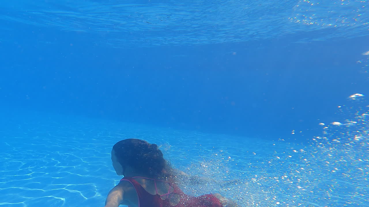 물 에 있는 수영장에서 수영하는 것