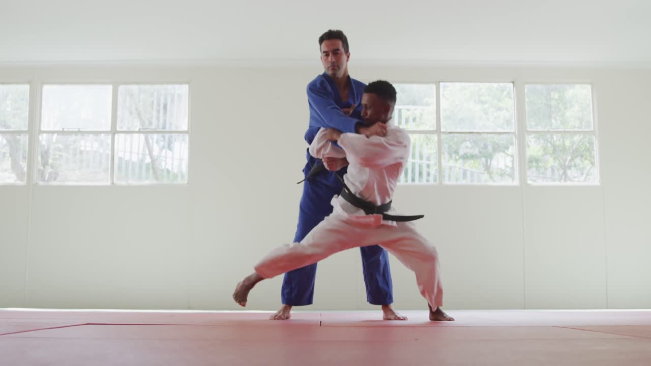 entrenamiento de judokas haciendo un randori en el tapete de judo