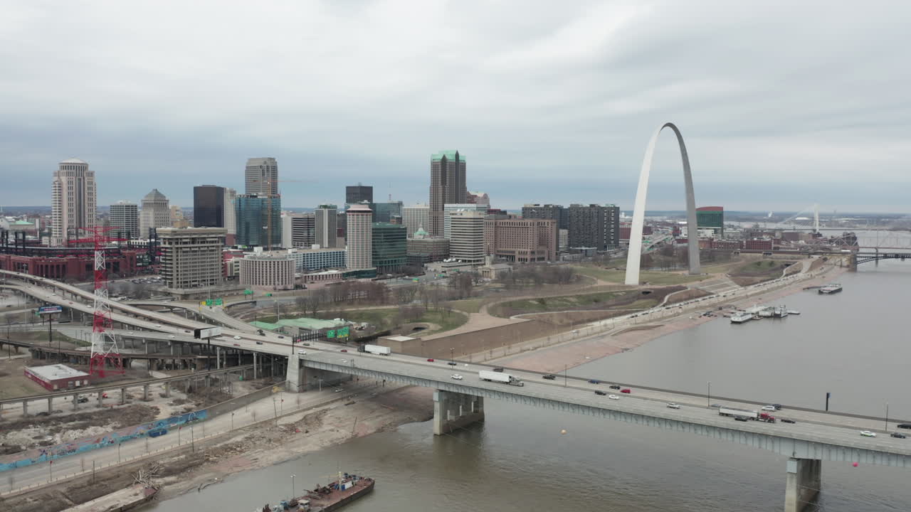 미시시피 강과 관문 아치 위의 고속도로 교량 주변의 공중 시차