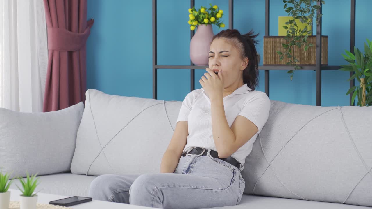 una joven cansada y somnolienta.