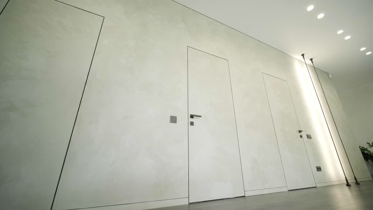 sala de estar y cocina más baja a la mesa de café de ancho. la vista se mueve hacia abajo en un amplio ángulo de plan de piso abierto sala de descanso y cocina a la mesa del café en la sala de estar