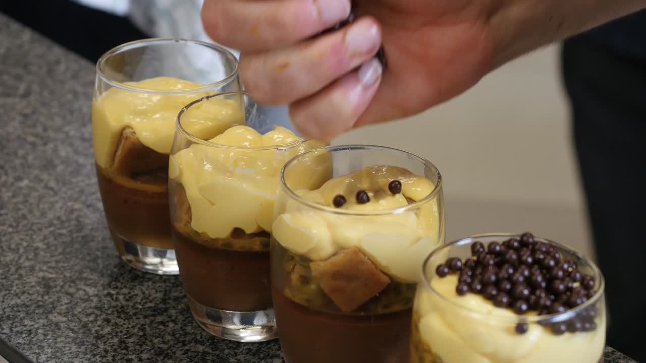 티라미수 디저트를 준비하는 것