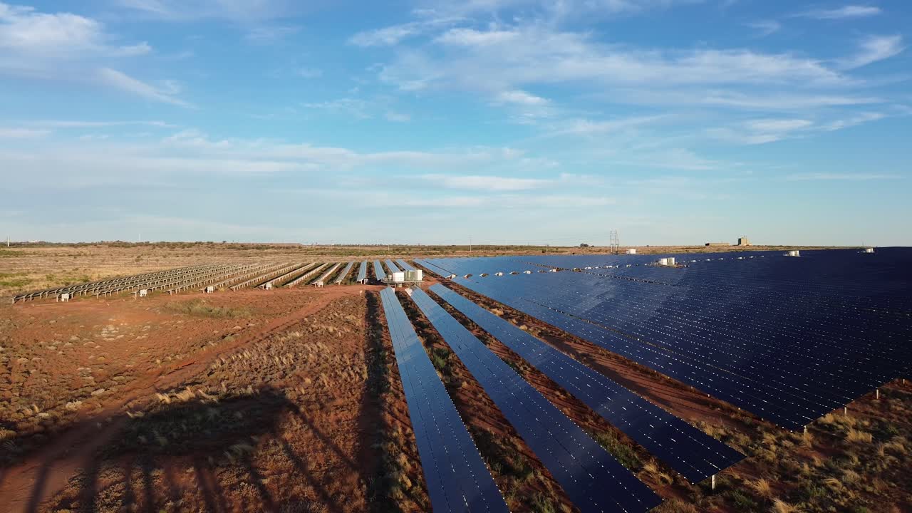 levantándose para revelar una enorme granja de generación de energía solar en el interior de australia