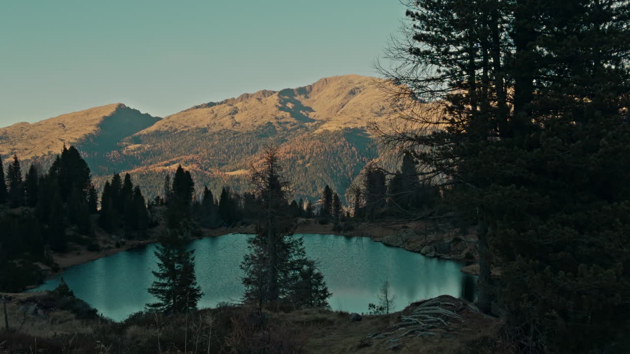 Lago alpino al tramonto