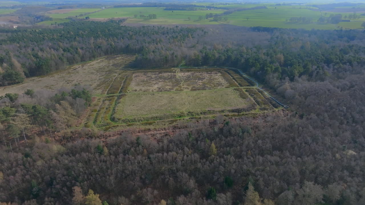 campamento romano de cawthorne, pickering, imágenes aéreas, parque nacional de los páramos del norte de york, empujar hacia adelante a través de los movimientos de tierra del fuerte romano con la cacerola hacia abajo