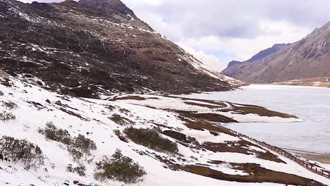 Gefrorener-Sela-see-Mit-Schneekappenbergen-Und-Hellblauem-Himmel-Am-Morgen-Aus-Einem-Flachen-Winkelvideo-Wird-In-Sela-Tawang-Arunachal-Pradesh-Indien-Aufgenommen