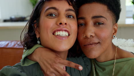 cara, selfie y videollamada por el beso de una pareja de lesbianas