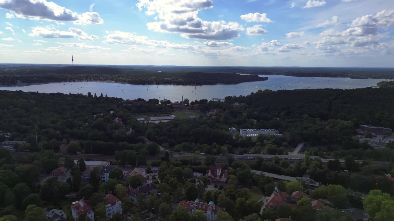푸른 하늘과 구름을 가진 은 날, 푸른 숲에 둘러싸인 호수, 극적인 공중 전망, 위에서 촬영된 드론 비행 영상