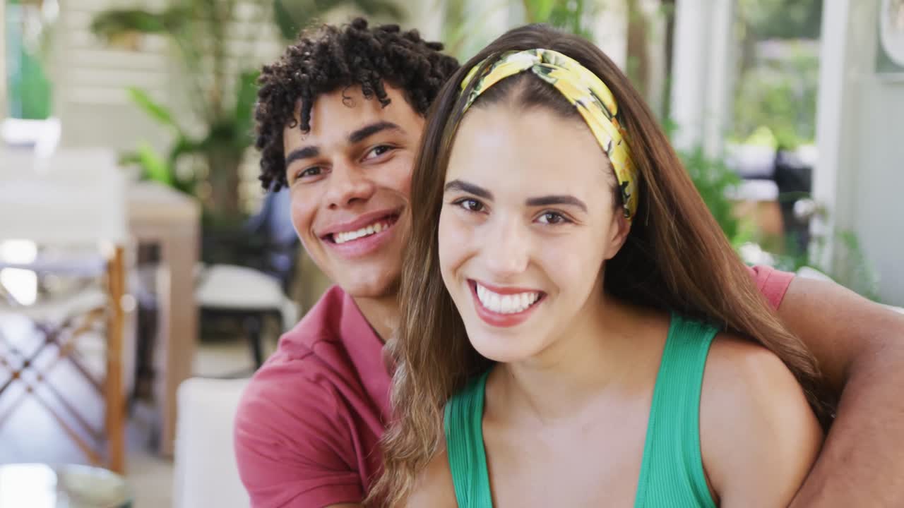 retrato de una feliz pareja biracial pasando tiempo en casa abrazándose
