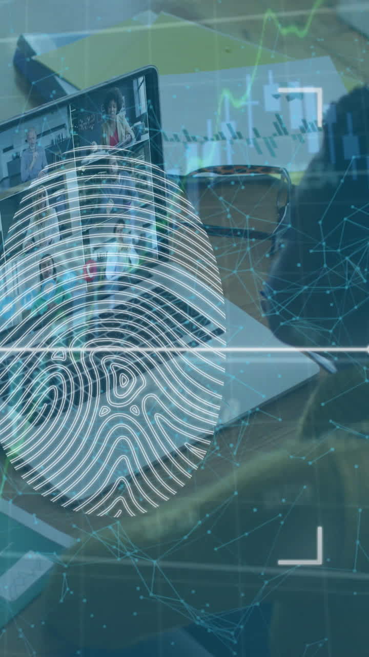 animación de procesamiento de datos y huella digital de seguridad sobre una mujer que usa una computadora portátil