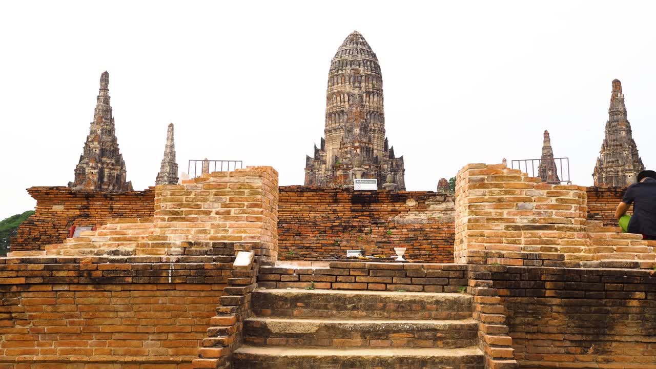 ascendiendo las antiguas escaleras del templo de ayutthaya
