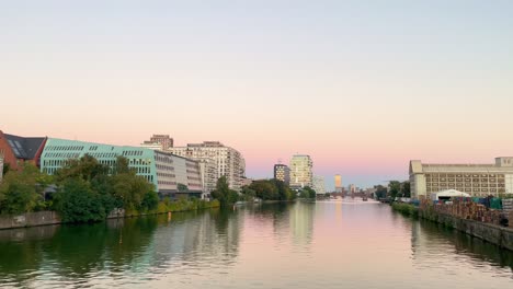 paisaje de puesta de sol de berlín del río spree en berlín kreuzberg durante la hora dorada