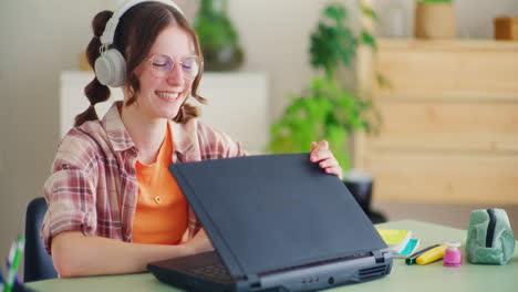 Retrato-De-Un-Joven-Estudiante-Cansado-Después-De-Las-Lecciones-A-Distancia