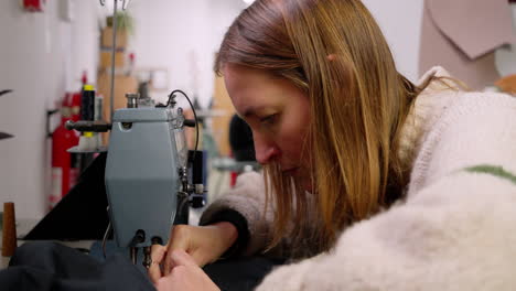 Diseñadora-De-Moda-Femenina-Lenta-Y-Sostenible-Usando-Una-Máquina-De-Coser