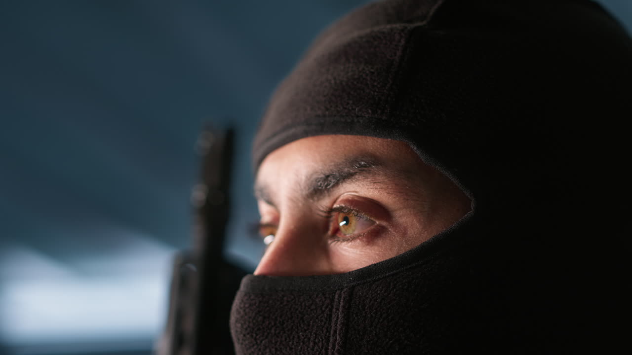 primer plano de un insurgente enmascarado inspeccionando la habitación capturando la base enemiga