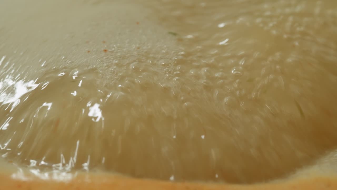 sopa hirviendo con burbujas