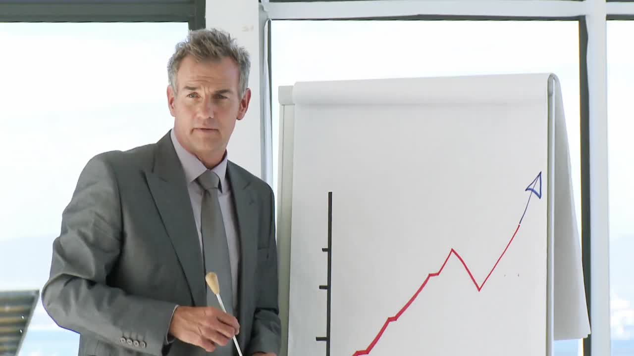 генеральный директор на деловой встрече объясняет с доской