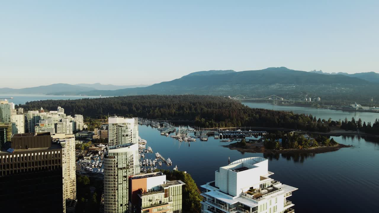 imágenes aéreas de drones de los edificios del centro de vancouver y una hermosa vista del parque stanley