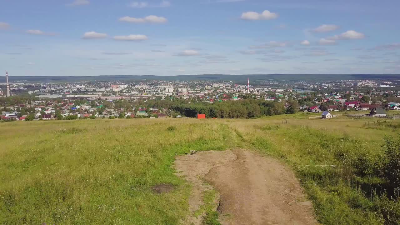 Malowniczy widok miasta ze wzgórza