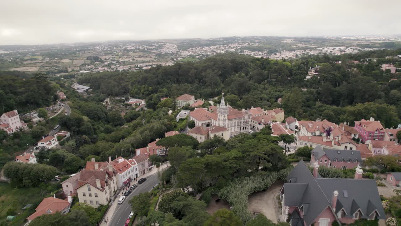 extravagante edificio del ayuntamiento de sintra contra el parque natural, portugal