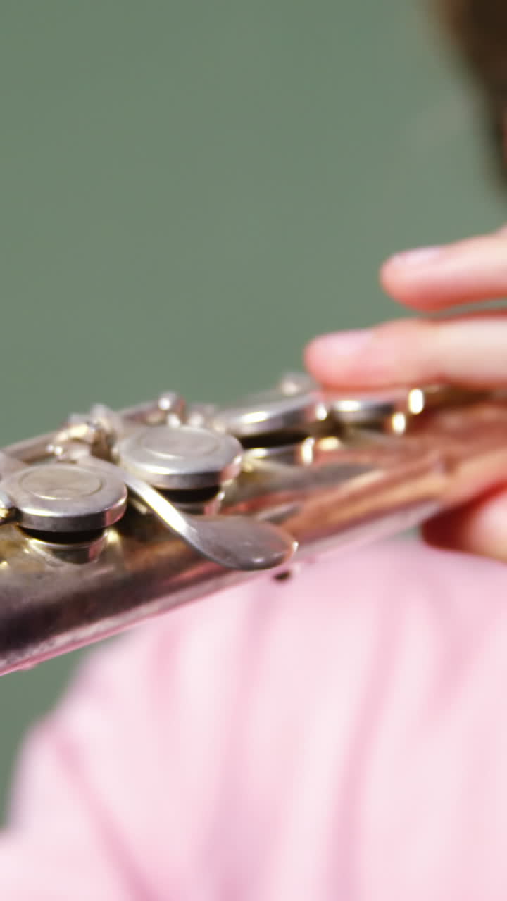 escolar tocando la flauta en el aula en la escuela