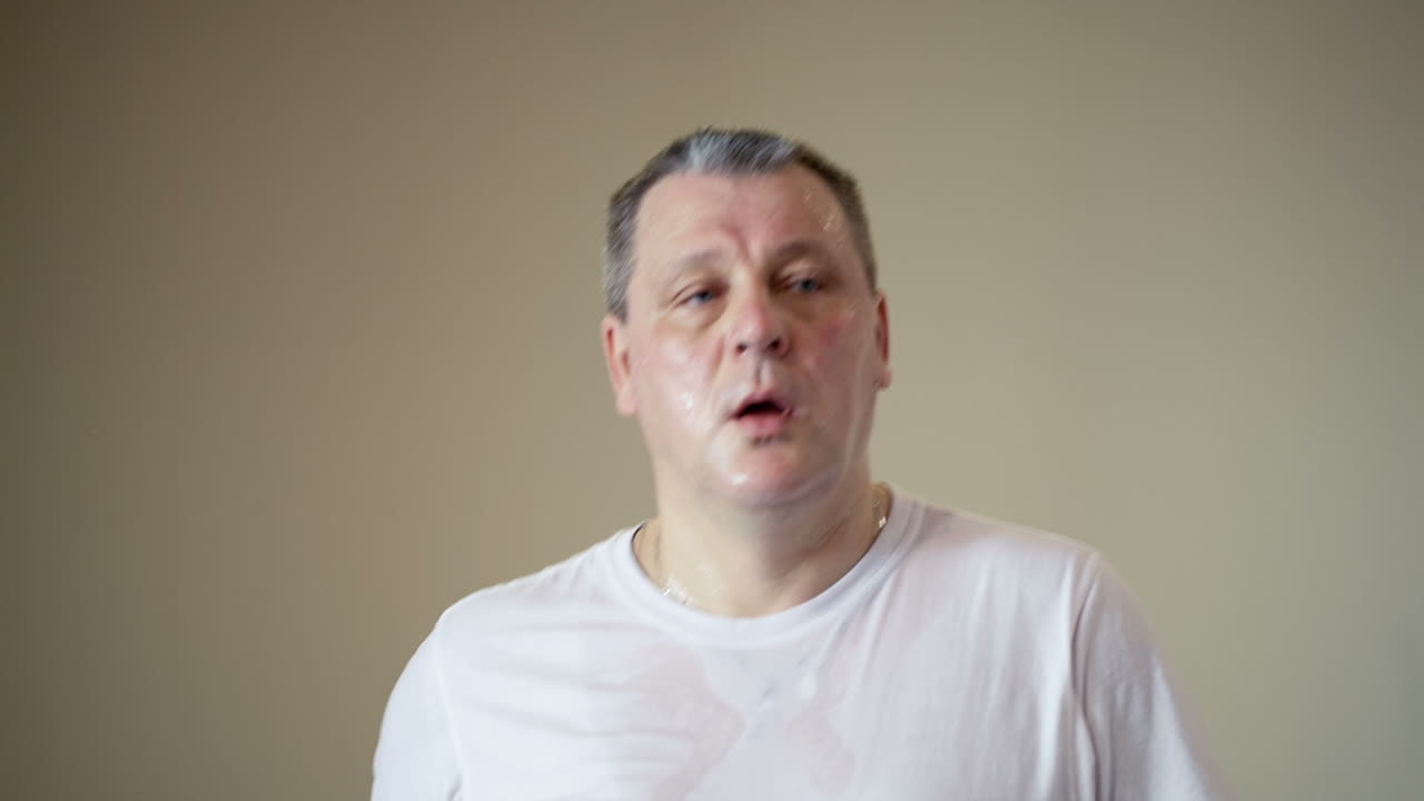 체육관 에서 피곤 한 남자