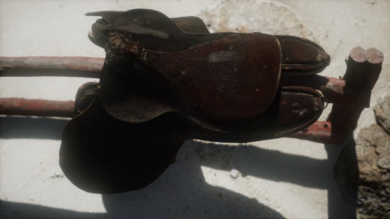 silla de cuero del jinete en la valla en el desierto