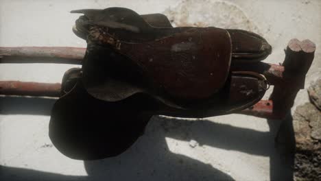 silla de cuero del jinete en la valla en el desierto