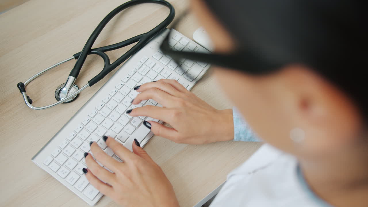 médico escribiendo en la computadora