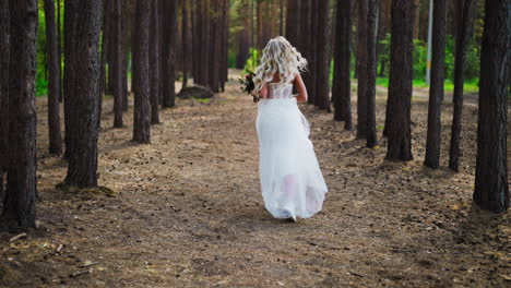 Hübsche-Frau-Im-Hochzeitskleid-Und-Turnschuhen-Läuft-Durch-Den-Wald